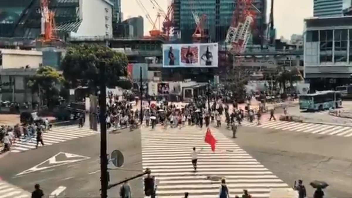 有網友認為，近期中國民眾出國旅遊時做出的「違反禮儀」行動，可能是導致中國人成為世界各國「不受歡迎對象」的關鍵。圖為手舉中國國旗在澀谷街頭揮舞的中國民眾。 圖：擷取自 @CaoChangqing X 分享影片
