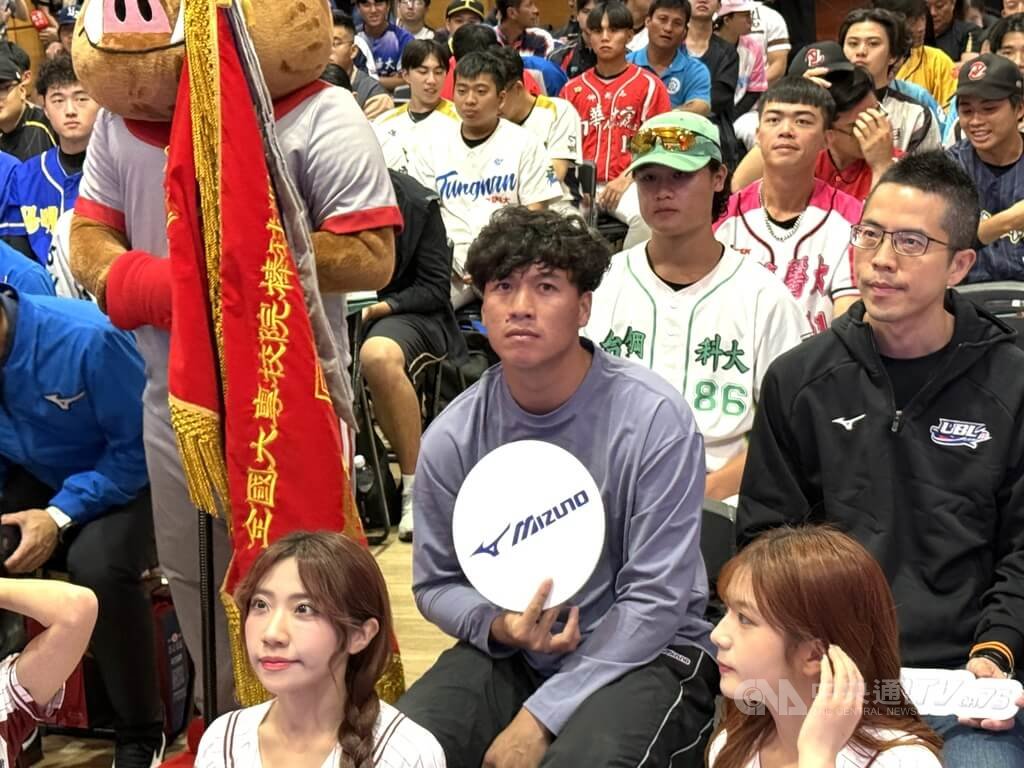 中華職棒樂天桃猿隊今年奪下總冠軍，但率隊奪冠的總教練古久保健二卸任引起討論。隊長林立（中）17日出席大專棒球聯賽（UBL）開賽記者會受訪表示，球隊沒有要續約，是球隊的選擇，「目前我們只知道阿公（古久保健二）被換掉，換誰我也不知道」。中央社記者謝靜雯攝　114年11月17日