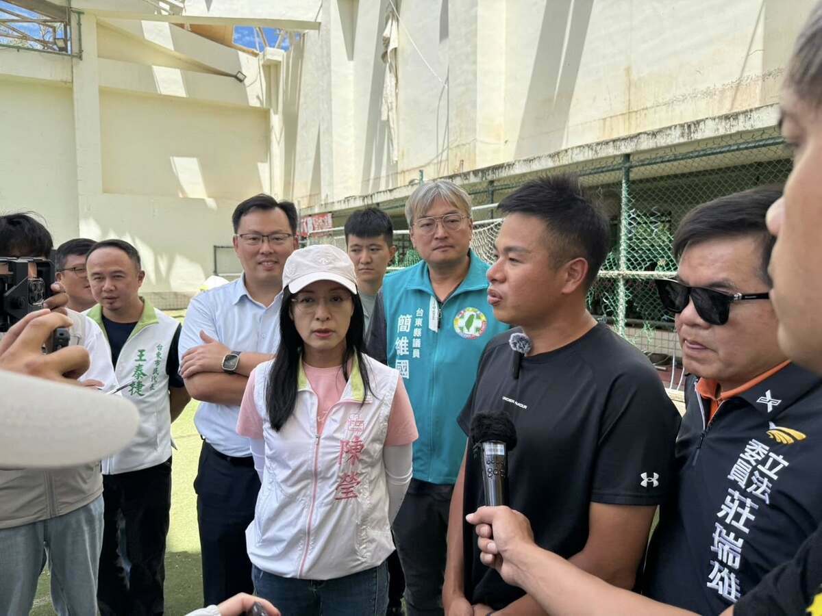 民進黨立委陳瑩、莊瑞雄於今年8月19日會勘台東體中棒球場。 圖：立法委員陳瑩辦公室提供