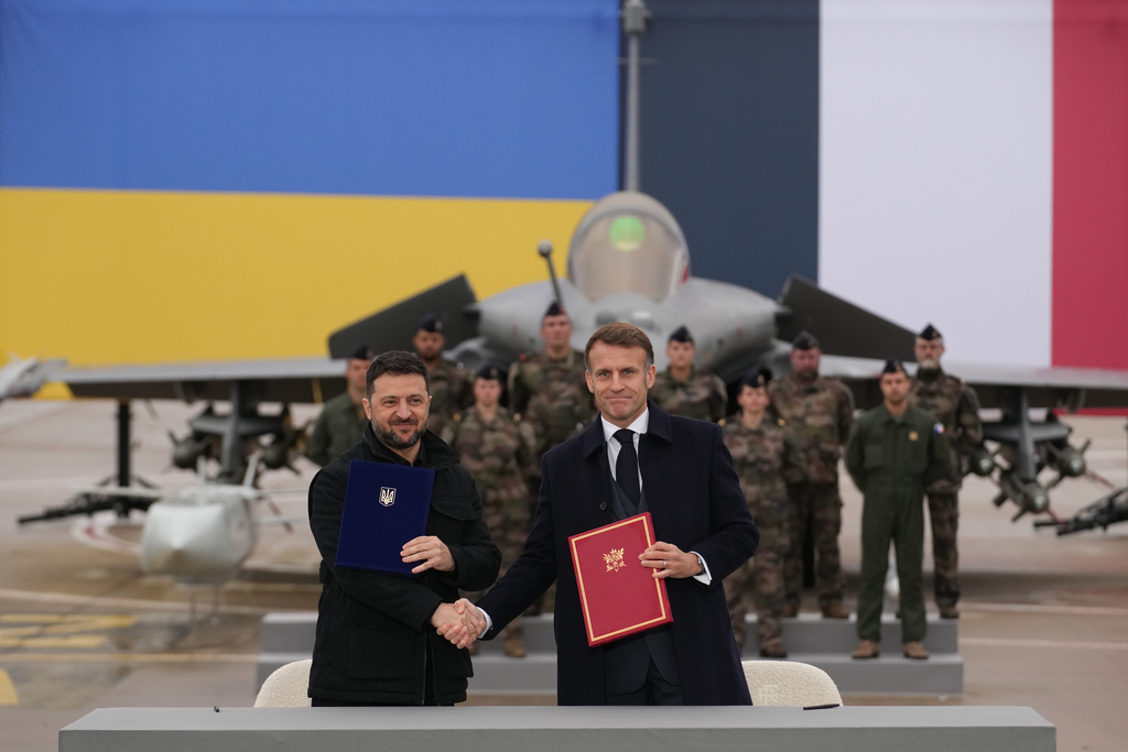 烏克蘭總統澤連斯基與法國總統馬克宏昨（17）日簽署陣風戰機軍購協議。 圖：達志影像/美聯社