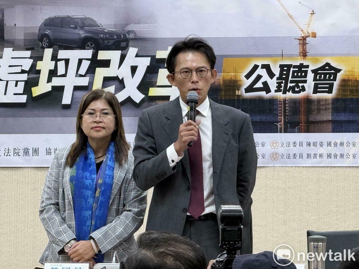 民眾黨主席兼黨團總召黃國昌（右）、立委麥玉珍（左）。 圖：周煊惠 / 攝