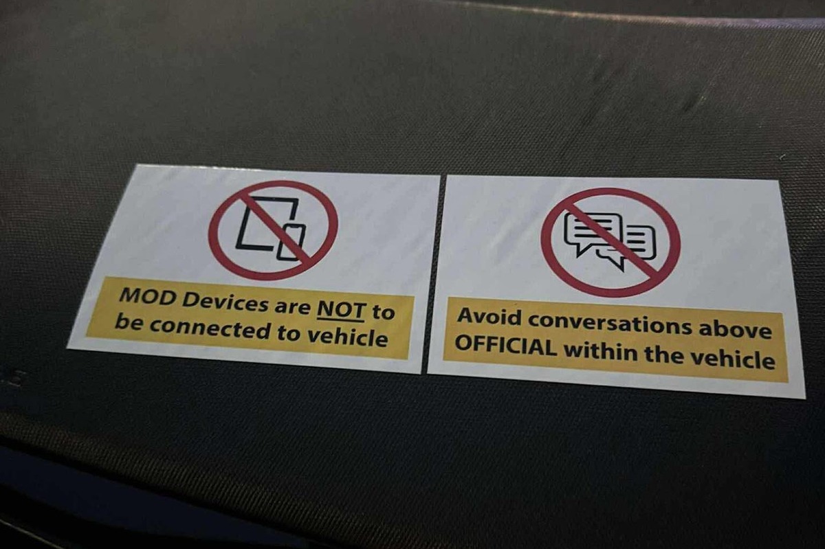 英國國防部在電動車內貼上禁止談論機密的貼紙 圖：翻攝自英國退伍軍人@dougiebrimson的Ｘ