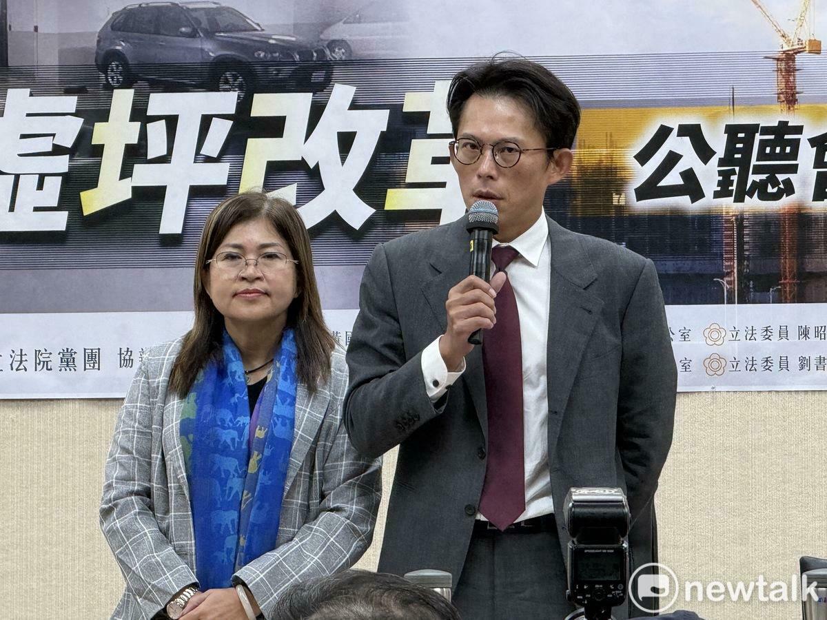 民眾黨主席兼黨團總召黃國昌（右）、立委麥玉珍。 圖：周煊惠 / 攝