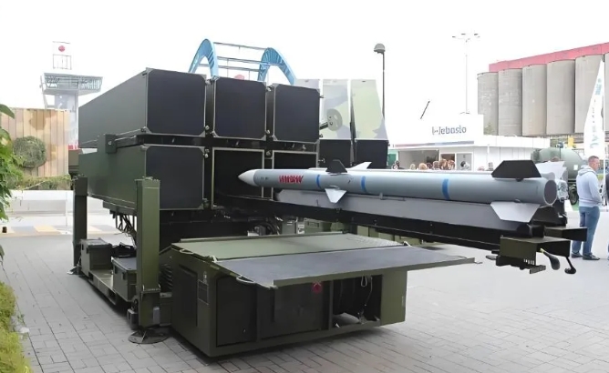 NASAMS 裝填 AIM-120 導彈。 圖 : 翻攝自矚望雲霄