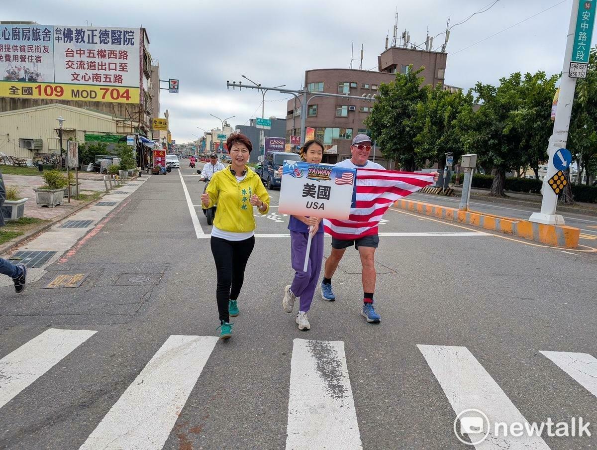 美國生命鬥士 Brad Kelley 來台參賽，由立委陳亭妃陪同跑過終點，象徵「台美友誼」在台南賽道上的最溫暖連結。 圖：陳亭妃服務處提供