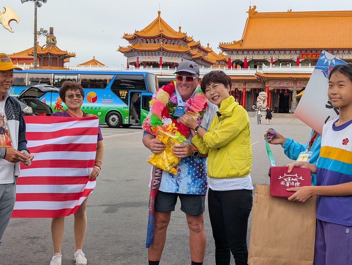 美國生命鬥士 Brad Kelley 來台參賽，由立委陳亭妃陪同跑過終點，象徵「台美友誼」在台南賽道上的最溫暖連結。 圖：陳亭妃服務處提供