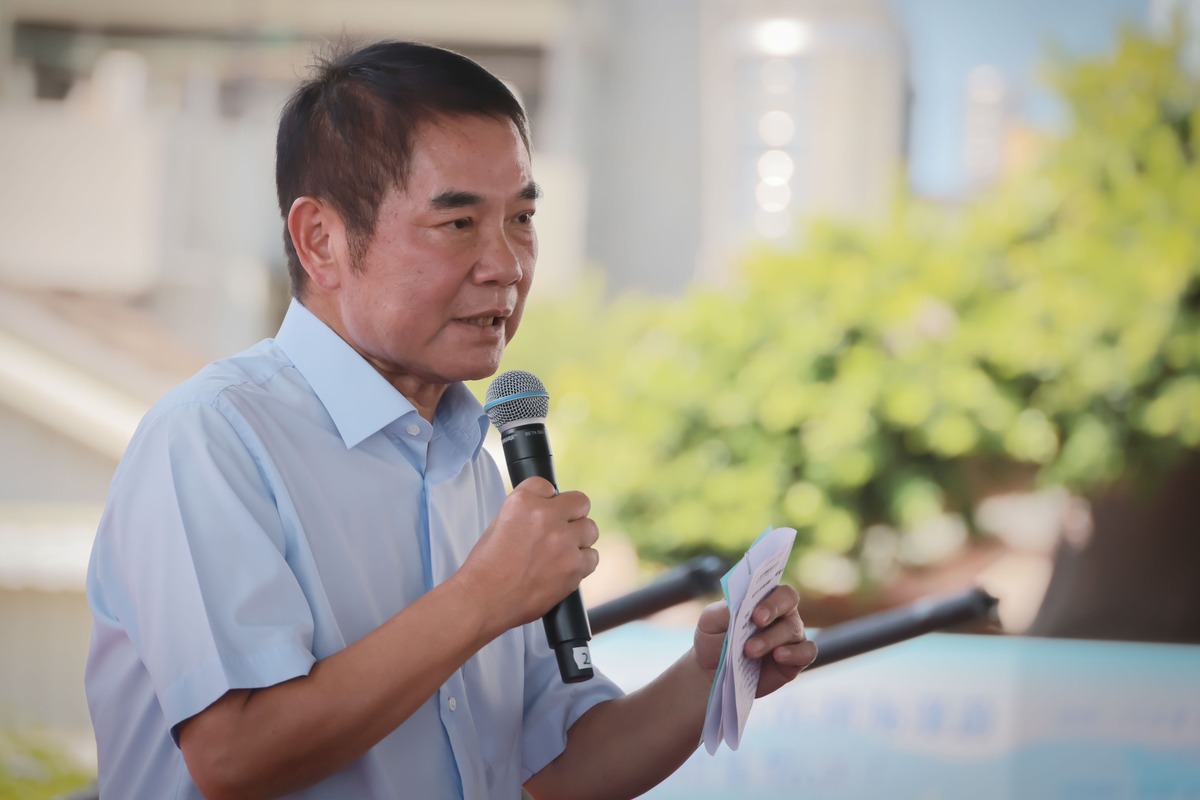 面對事件延燒近一個月，苗栗縣長鍾東錦今（18）日宣布人事懲處與調整。動防所長張俊義降職為農業處專員，農業處長陳樹義因督導不周自請處分，寵物管理課長彭奕銘調整至防疫檢疫課，防疫檢疫課長劉凱軒降調為技士。 圖:翻攝自鍾東錦臉書