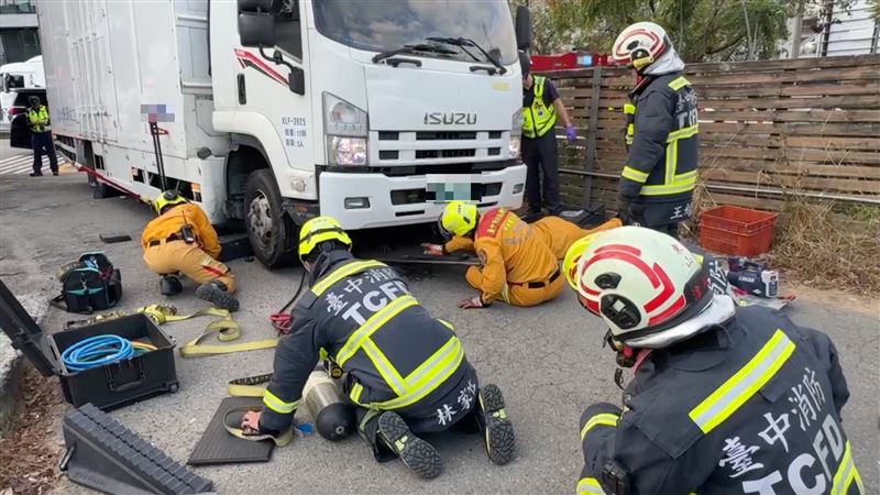 台中市今日清晨發生死亡車禍，警方初判是視線死角釀禍。 圖：翻攝畫面