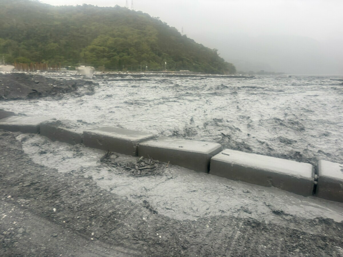今(18)日清晨馬太鞍溪水位因不明原因突然暴漲。 圖：公路局／提供