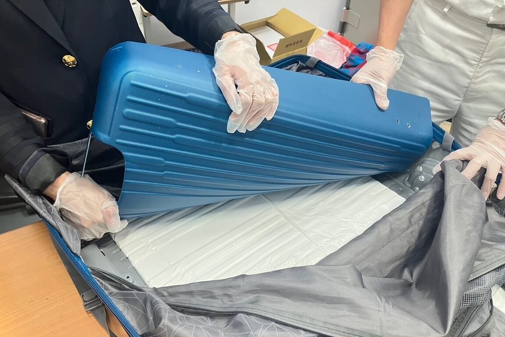 航空警察局攜手關務署台北關8月間，查獲一名自馬來西亞吉隆坡入境觀光旅客，以行李箱夾帶市值新台幣上千萬的第一級毒品海洛因4.3公斤，後續報請桃園地方檢察署成立專案小組，破獲跨國走私毒品集團，循線逮捕林姓在台主嫌等6人。（航空警察局提供）中央社記者吳睿騏桃園機場傳真　114年11月18日
