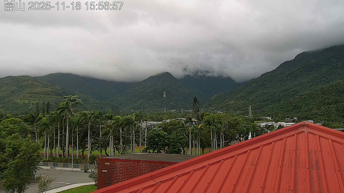 受東北季風影響，台東地區因風速較強引發地表揚塵，台東關山空品亮橘燈。 圖：取自空氣品質監測網