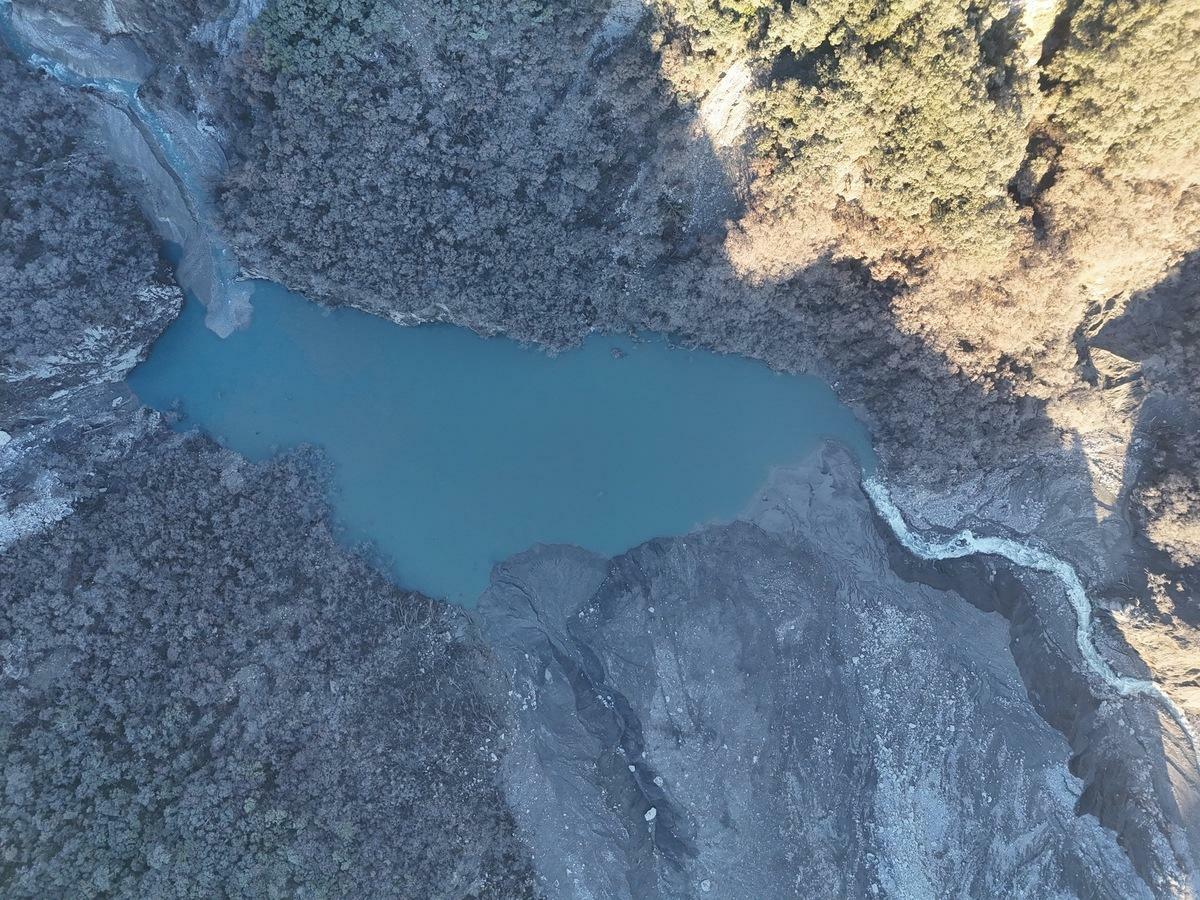 馬太鞍堰塞湖蓄水量減至約53萬噸，壩體結構無異常，兩側邊坡無崩塌，下游水位正常，但上游崩塌區仍存近2億方鬆動土方。 圖：取自林保署花蓮分署