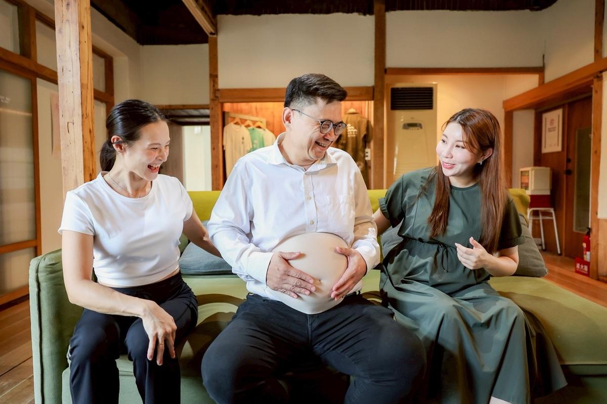 賴瑞隆(中)穿「孕婦裝」模擬和體驗孕期狀態。 圖：賴瑞隆辦公室/提供