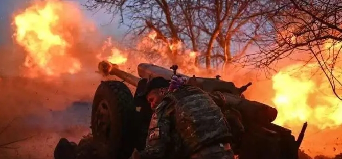烏軍砲轟俄軍在紅軍城周邊的陣地。 圖 : 翻攝自藍星筆記