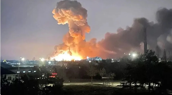 俄軍TOS-3A火箭彈攻擊後，被命中目標冒出巨大濃煙。 圖 : 翻攝自環球譯事