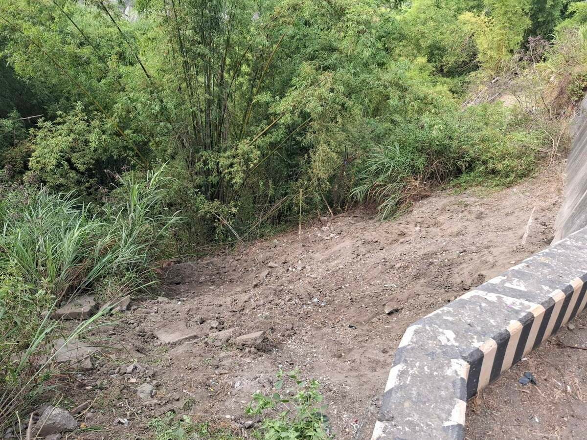 月世界山坡地垃圾，加派人力機具完成環境復原。 圖：高雄市環保局/提供