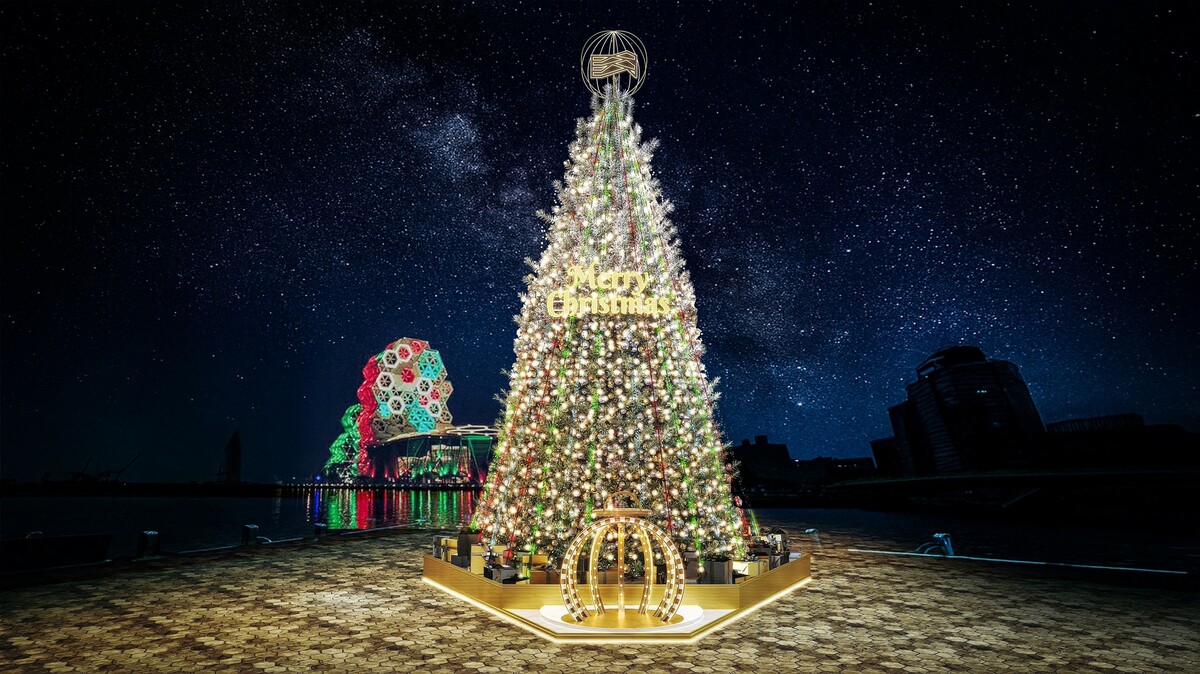 《2025高流聖誕趴KMC XMAS》高達17米的聖誕樹「金勾TREE」。 圖：高雄流行音樂中心/提供
