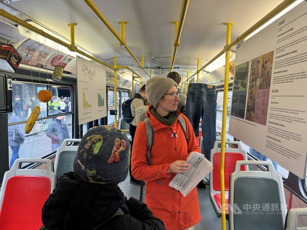 捷克首都布拉格17日舉行一系列講座、展覽與音樂活動，追思1989年推翻共產政權的「絲絨革命」（Velvet Revolution），並悼念1939年納粹占領時期遭受迫害的學生。編號89、17、11的電車化身為展覽空間，介紹捷克斯洛伐克共產時期的艱困生活。中央社記者劉郁葶布拉格攝　114年11月18日 圖：中央社提供