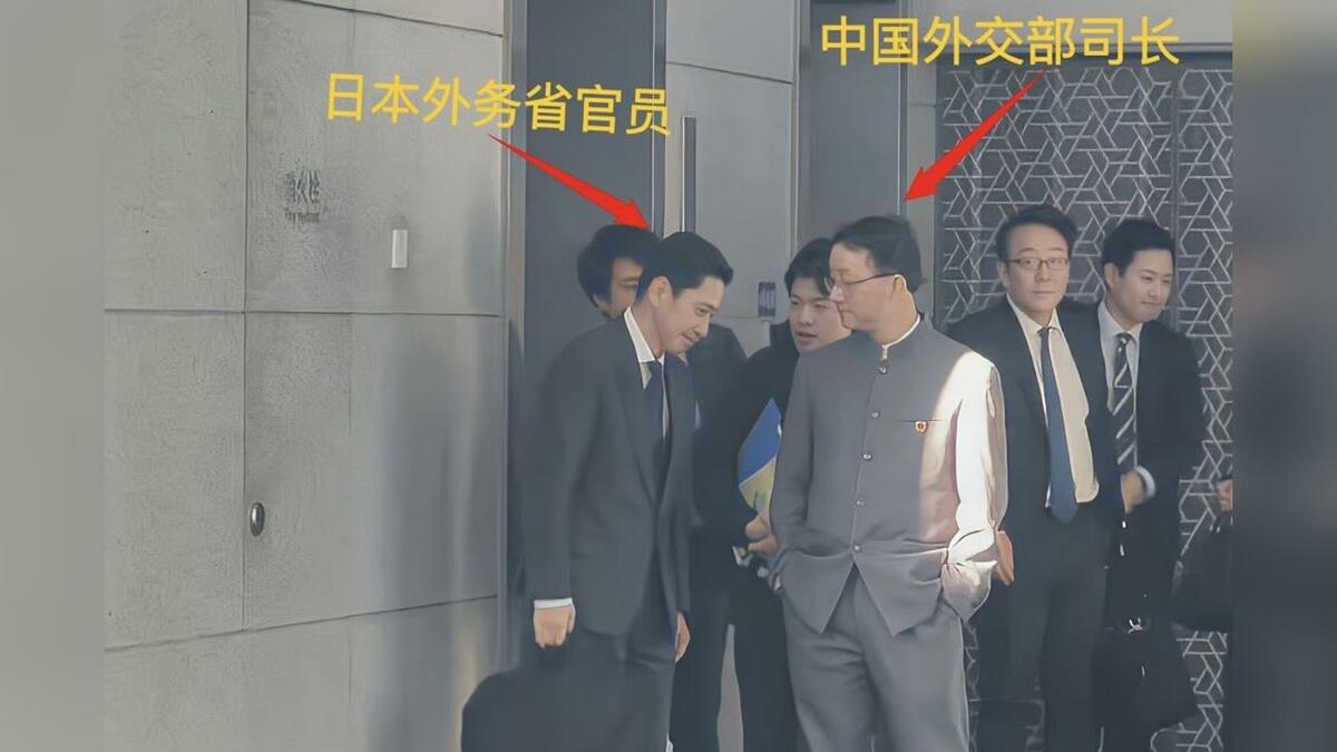中國官媒貼出「劉勁松雙手插口袋」照片，引發輿論熱議。 圖 : 翻攝自三木慎一郎X