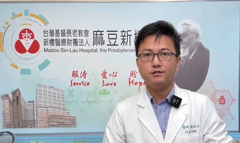 施信安表示，蛇咬後應先沖洗與消毒傷口，隨即就醫評估是否需施打血清與使用預防性抗生素，只要不做錯誤急救並及早治療，多數都能控制病情。 圖：麻豆醫院／提供