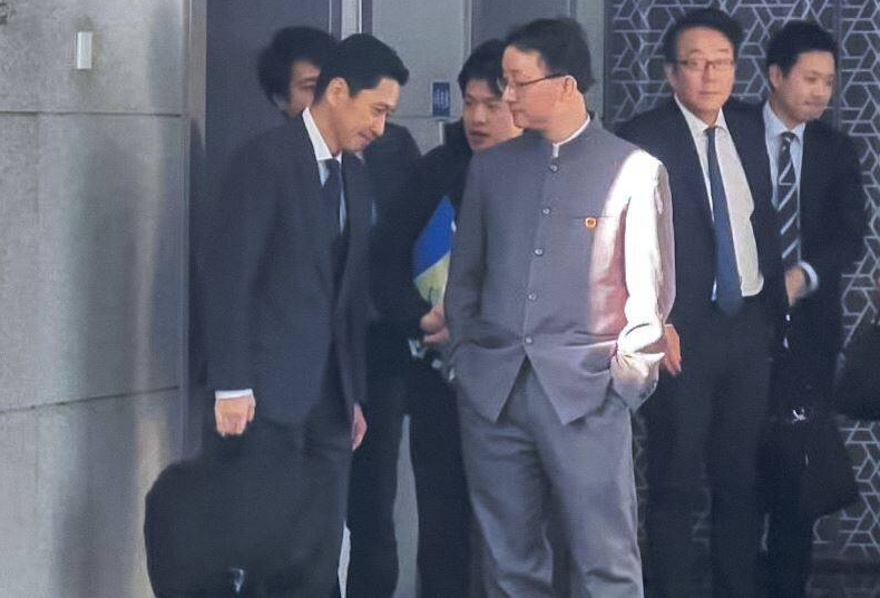 《央視》故意釋出中國外交部亞洲司長劉勁松(前右)故意不穿西裝改穿中山裝，還無禮地「雙手插口袋」，日本外務省亞洲大洋洲局局長金井正彰(左)則低頭的畫面，羞辱日方。 圖 : 翻攝自央視