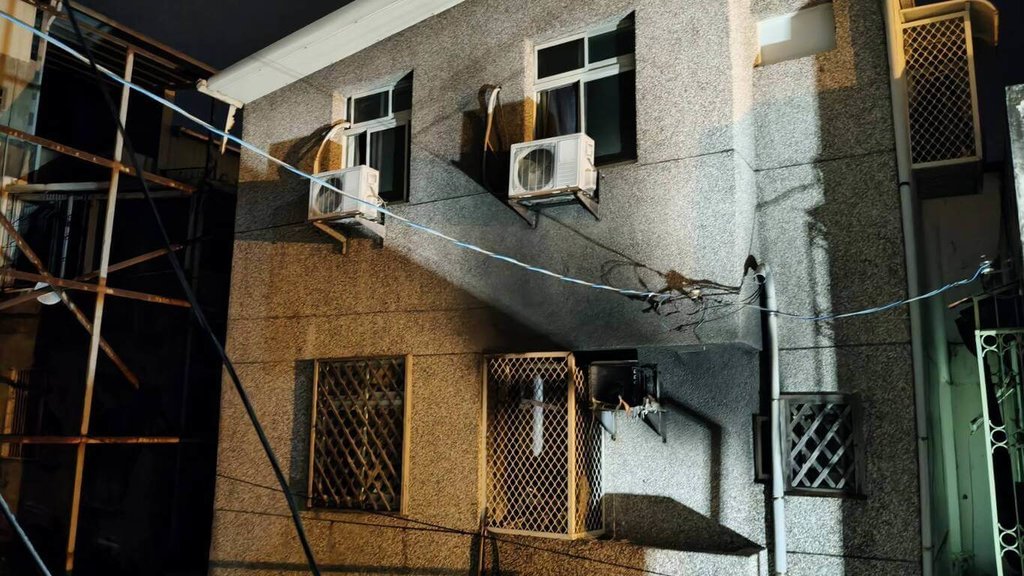 花蓮市國富九街一棟3層樓建物，18日晚間9時許發生火災，消防人員救出4名租客，住在2樓的69歲姚姓男子嗆傷送醫不治，另2人嗆傷送醫治療、1人傷勢輕微未送醫，起火原因待調查鑑定。（民眾提供）中央社記者張祈傳真 114年11月19日