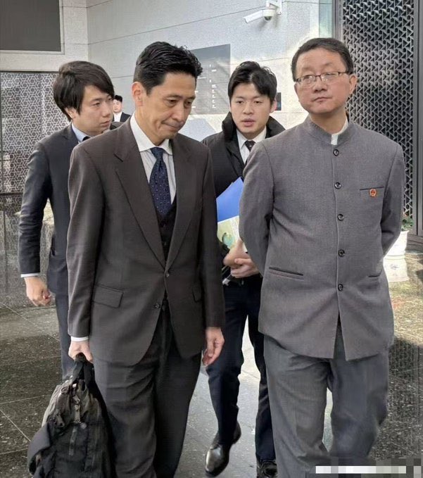日方代表金井正彰（左）與中方代表劉勁松（右）在北京進行外交談判。 圖：翻攝自 X《華爾街電視 Wall St TV》