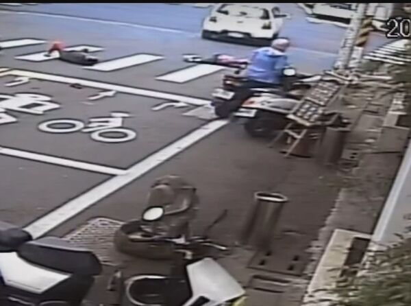 彰化縣昨日發生死亡車禍，轎車追撞騎士並輾過肇逃。 圖：翻攝自臉書員林人大小事