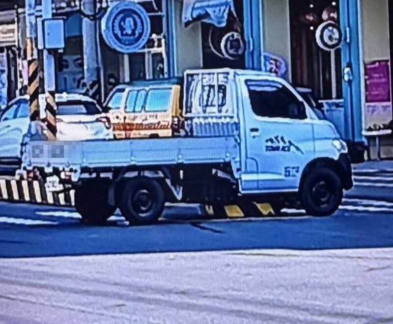 彰化市彰南路二段254巷口的行人庇護島半年已有10次自撞事故。 圖：警方提供