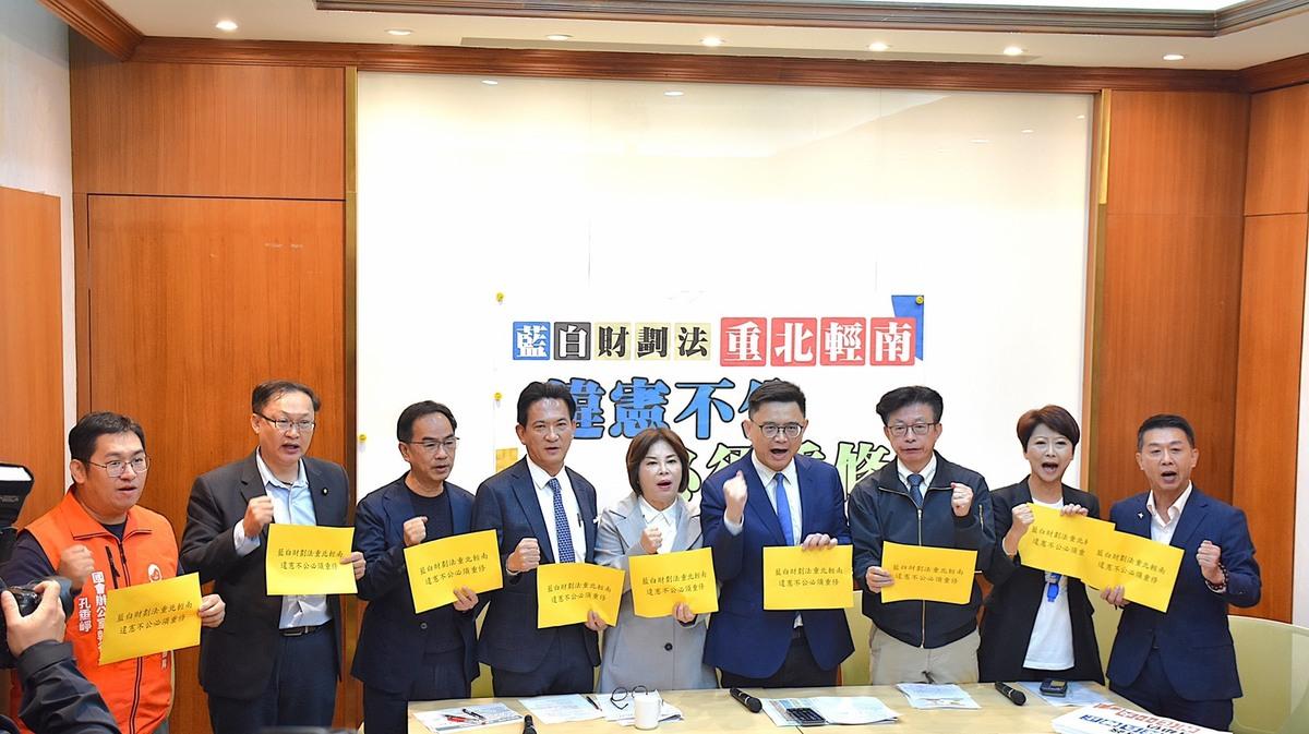 賴瑞隆(右四)號召南部11位立委召開記者會，呼籲藍白認錯改過，不該再重北輕南，犧牲南部發展與人民權益。 圖：賴瑞隆辦公室/提供