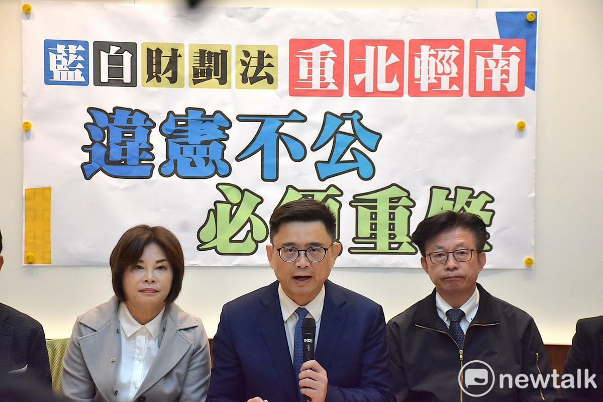 賴瑞隆(中)表示藍白財劃法重北輕南，南部人絕不接受。 圖：賴瑞隆辦公室/提供