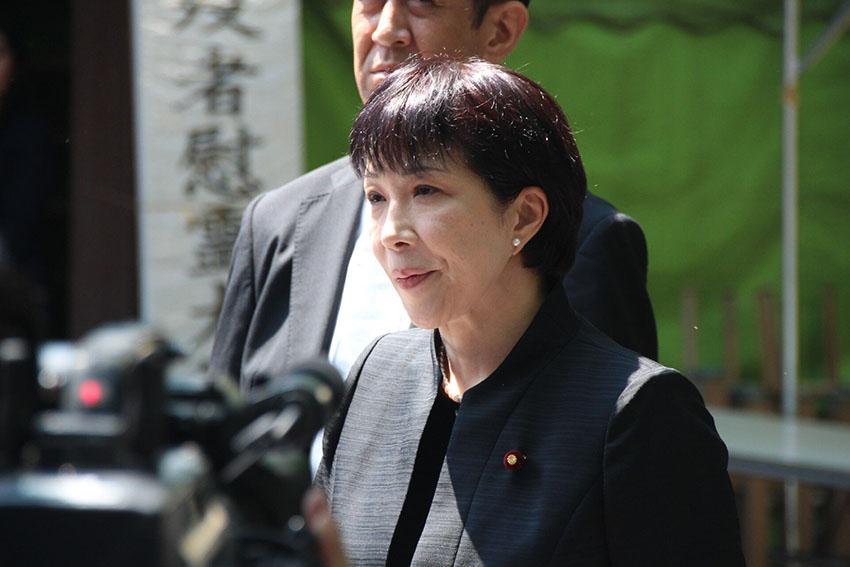 2015年高市早苗以現任閣員總務大臣身份參拜靖國神社。 圖：翻攝自人民網（資料照片）