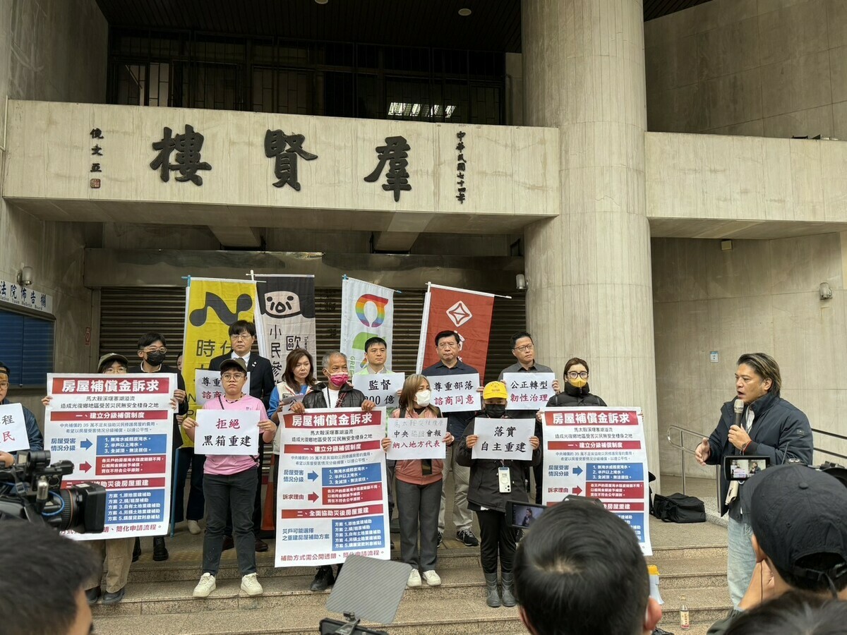 馬太鞍溪流域部落青年聯盟今（19）日聯合太巴塱、加里洞、fata’an等受災部落代表，以及台灣基進、綠黨、時代力量、小民參政歐巴桑聯盟、公督盟與台灣韜略策進學會，強烈呼籲中央在三百億元的馬太鞍堰塞湖災後重建中，務必提升透明度、落實公開審查，並在「中央協調會報」正式納入部落代表席次，避免重建再度落入工程獨大與地方黑箱。 圖：台灣韜略策進學會提供