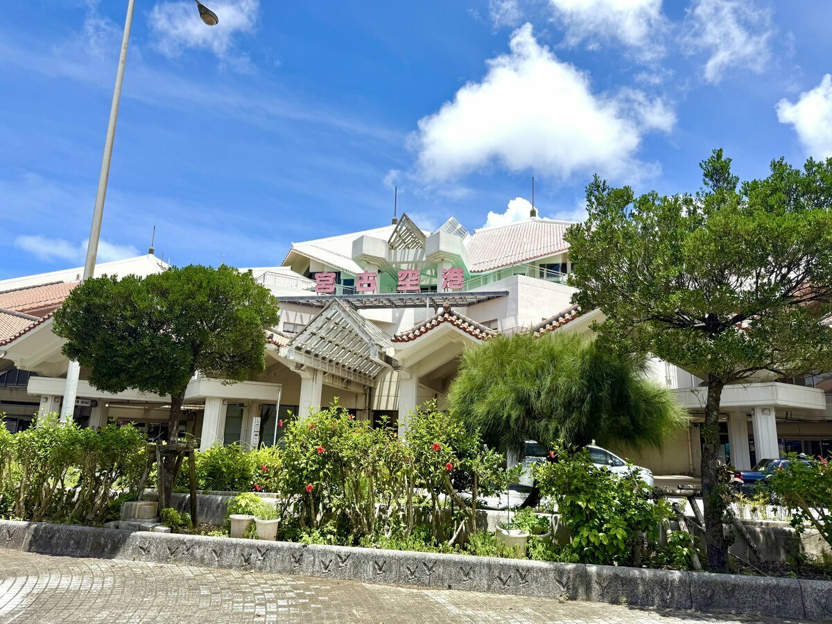 日本政府週二（18日）在宮古機場演練因應台灣有事的疏散計畫。 圖：翻攝自@anckbotamochi的X