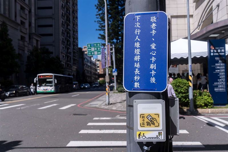 新竹首創的「敬老愛心號誌」裝置獲得廣大網友讚爆。 圖：新竹市政府提供