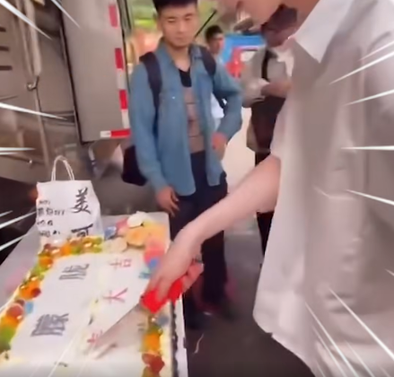 于朦朧拍完戲要切殺青蛋糕時，被發現蛋糕看起來像是葬禮用的花圈，且讓于朦朧用刀切寫有自己的名字蛋糕也被認為不吉利。 圖：翻攝自Threads