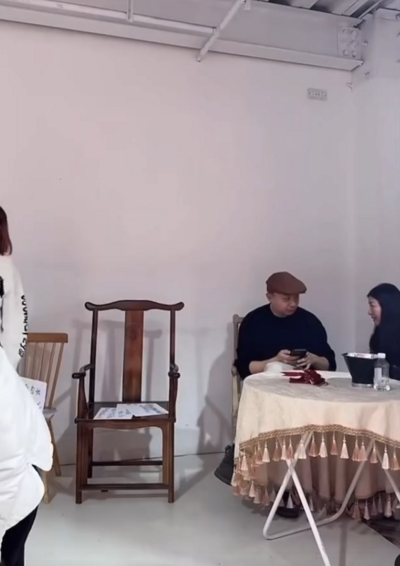 網友發現之前于朦朧直播時，鏡頭就拍到杜強和何曉菁愉快交談的樣子。 圖：取自Threads
