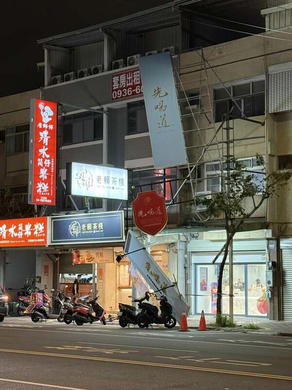 台中梧棲區飲料店招牌被強風吹垮。 圖：翻攝自Threads