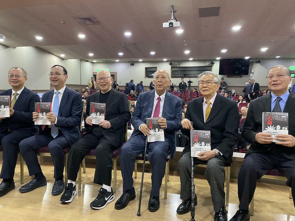 前桃園縣長吳志揚、朱立倫、許信良、吳伯雄、前立委張俊宏、前桃園縣代理縣長許應深(由左至右） 圖：林朝億/攝