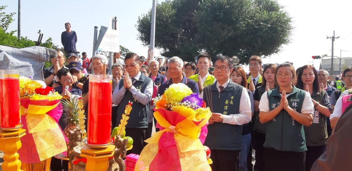 北港媽祖聖駕自11月15日上午從雲林縣北港朝天宮啟駕、11月16日自鹽水區入境臺南市後，已在溪北地區掀起一股信仰浪潮。「黑面三媽」聖駕所到之處，信眾無不夾道歡迎，展現臺南市作為宗教重鎮的熱情。 圖：台南市政府提供