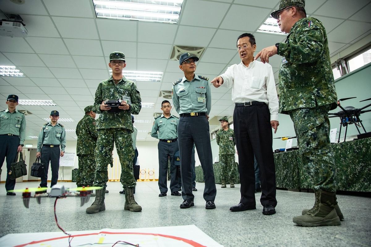 國防部長顧立雄於室內飛行訓練場瞭解無人機授課實況。 圖：國防部提供
