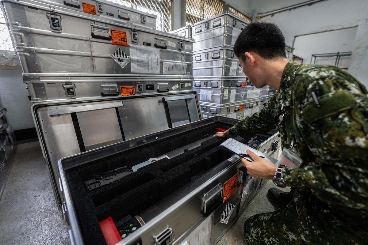 陸軍無人機訓練中心幹部清點庫儲Altius-600M攻擊型無人機。 圖：國防部提供