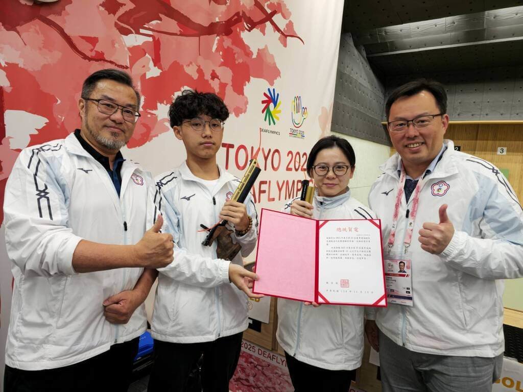 東京第25屆達福林匹克運動會，台灣空氣手槍好手許明睿（左2）與高雅茹（右2）拿下混合雙人銀牌，運動部政務次長鄭世忠（右1）代表頒發總統賀電。（運動部提供）中央社記者黎建忠傳真　114年11月19日