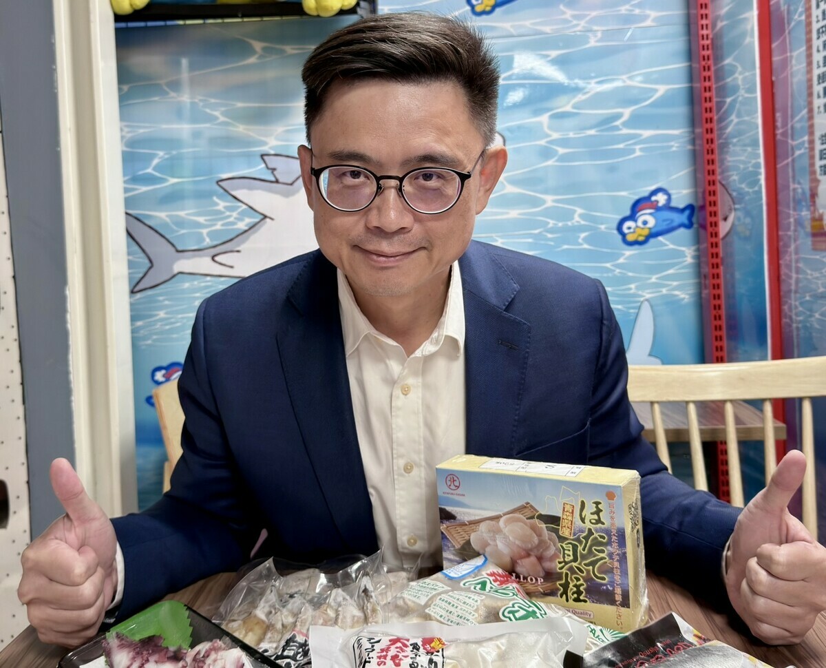 中方又宣布將暫停進口日本水產品，賴瑞隆號召高雄人以行動支持。 圖：賴瑞隆辦公室/提供