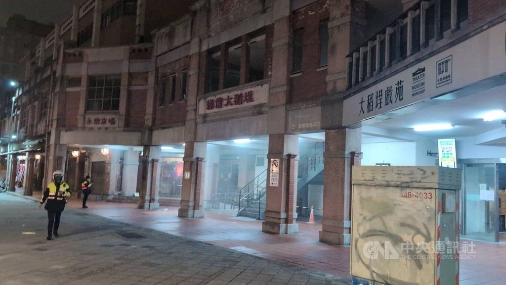 位於台北市迪化街的永樂市場某攤位19日晚間發生火警，消防局獲報後立即馳援滅火，幸僅燒毀布料及雜物，無人傷亡。（翻攝照片）中央社記者黃麗芸傳真　114年11月19日