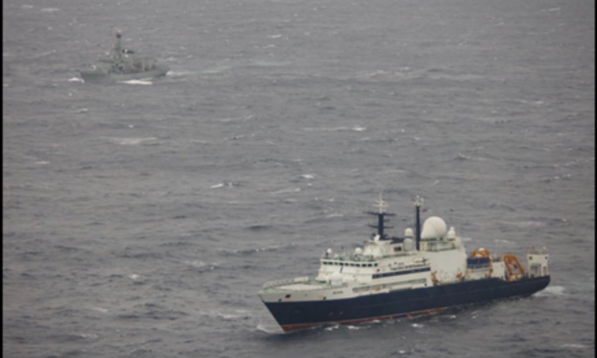 英國軍方昨日也公布照片，顯示皇家海軍一艘巡防艦正緊密跟監「琥珀號」，即為雷射鎖定英軍人員的同一艘船。 圖：翻攝自 X WarMonitor
