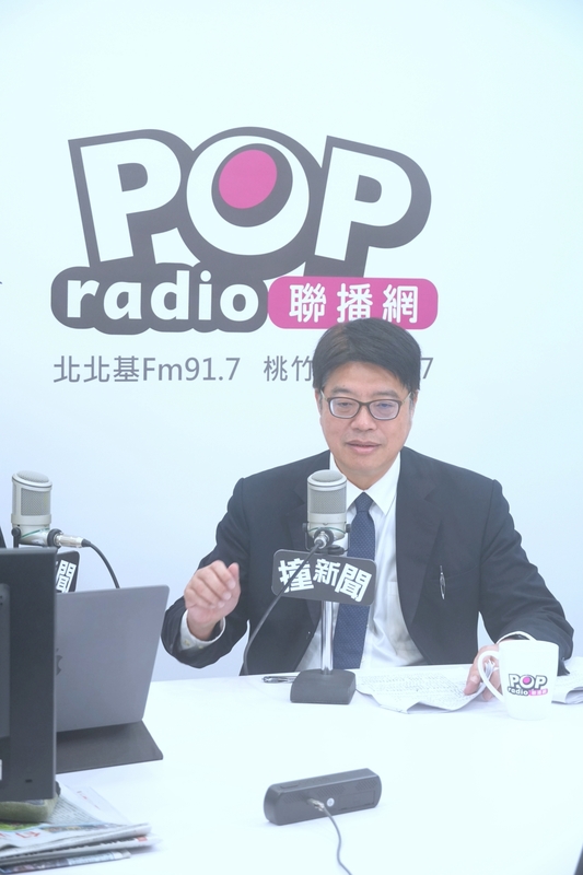 大陸委員會主委邱垂正今（20日）接受POP Radio《POP撞新聞》主持人黃暐瀚專訪。 圖：POP Radio《POP撞新聞》提供