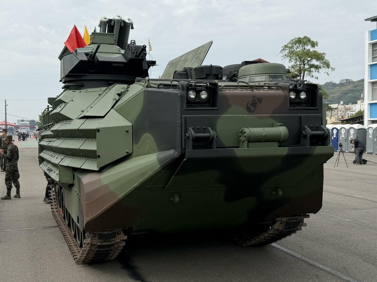 AAV7掃雷車係將MK154 Mod1掃雷套件配置於兩棲突擊運輸車上，擔任兩棲突擊任務的破障先鋒，透過MK22 Mod4火箭將M59導爆索部署至雷區，可有效排除淺水域近岸地雷及障礙物，為後續部隊開闢安全通道。  圖：金大鈞/攝