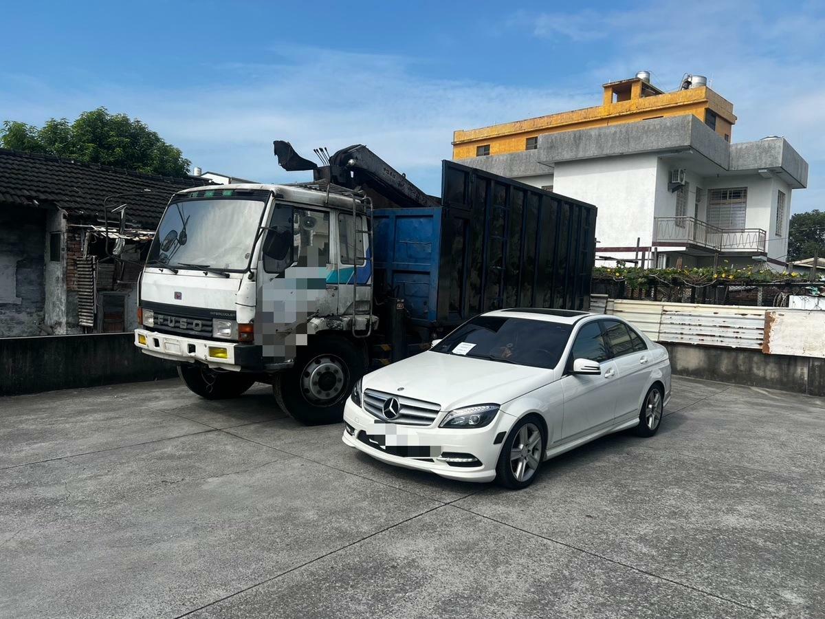 橋頭地檢署查扣重型曳引車1台、賓士轎車1台。 圖：橋頭地檢署提供
