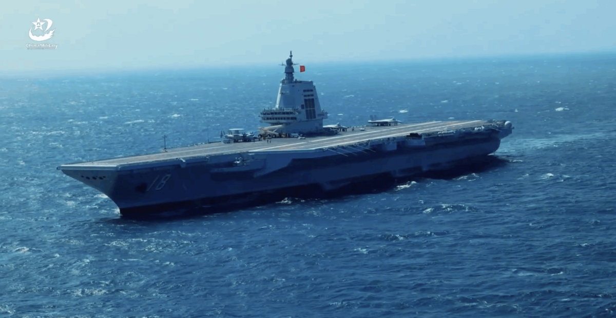 中國解放軍海軍最新航艦「福建號（舷號18）」成軍後，18日首次以航艦打擊群（CSG）形式參與聯合演習，測試電磁彈射系統（EMALS）及艦載機起降效能。 圖：翻攝陸網/中國軍網